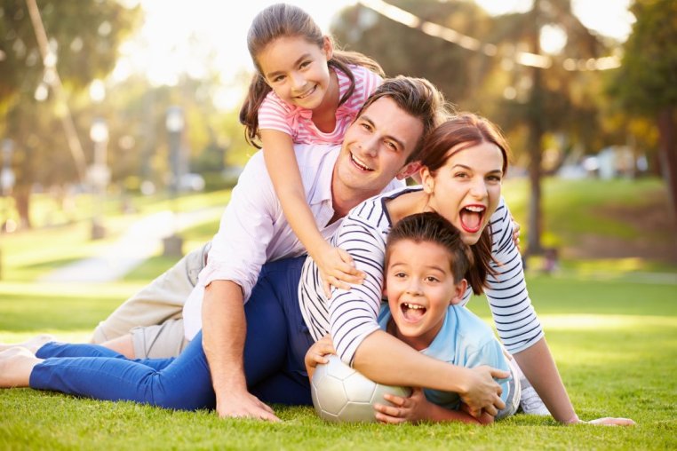 Gia đình hạnh phúc: Hình ảnh gia đình hạnh phúc sẽ giúp bạn cảm nhận được một tình cảm và sự bình yên đến từ gia đình. Hãy bấm vào hình ảnh này để thấy được tình yêu thương trong gia đình là như thế nào.